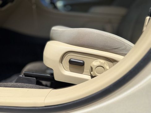 Used 2018 Ford Taurus SE FWD image 23