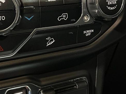 Used 2020 Jeep Wrangler Unlimited Sahara image 37