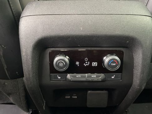 Used 2025 GMC Acadia AT4 w/ Luxury Package image 7