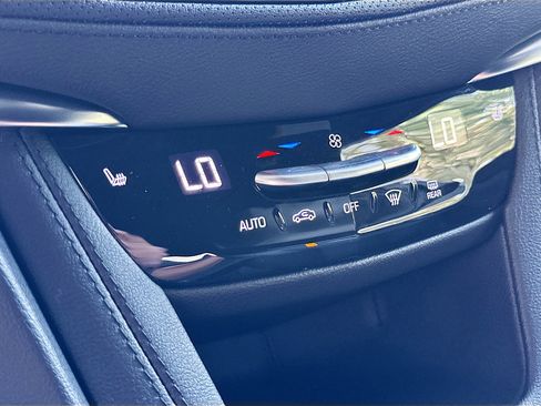 Used 2025 Cadillac XT6 Luxury image 16