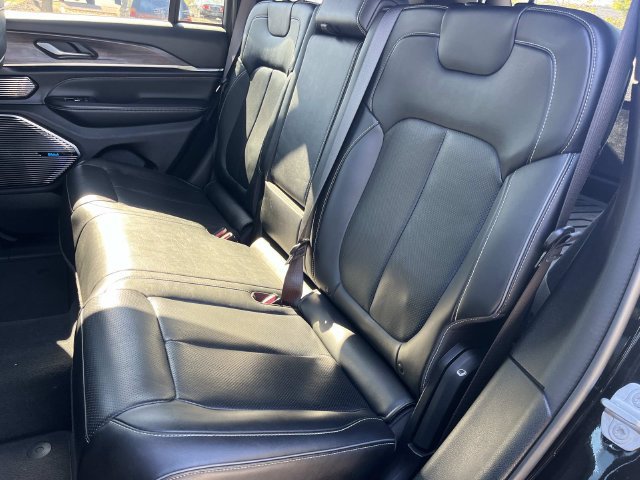 Used 2022 Jeep Grand Cherokee Overland AWD/4WD image 23