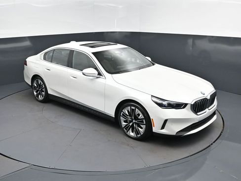 Certified 2026 BMW 530i RWD image 36