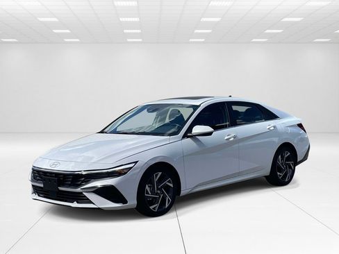 Certified 2025 Hyundai Elantra SEL FWD image 3