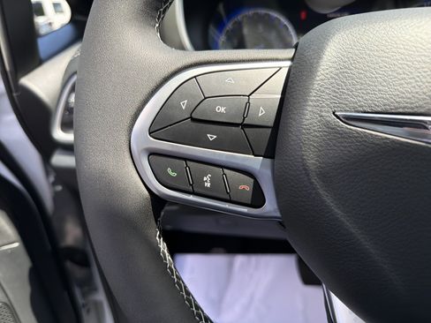 Used 2025 Chrysler Pacifica Select FWD image 25