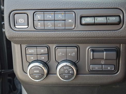 Used 2024 GMC Yukon Denali w/ Advanced Technology Package AWD/4WD image 24