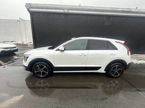 Used 2023 Kia Niro EX image 6
