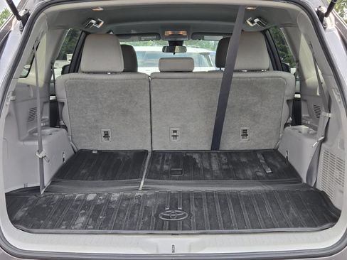 Used 2019 Toyota Highlander LE FWD image 8