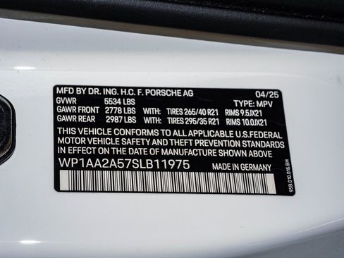 Certified 2025 Porsche Macan image 30