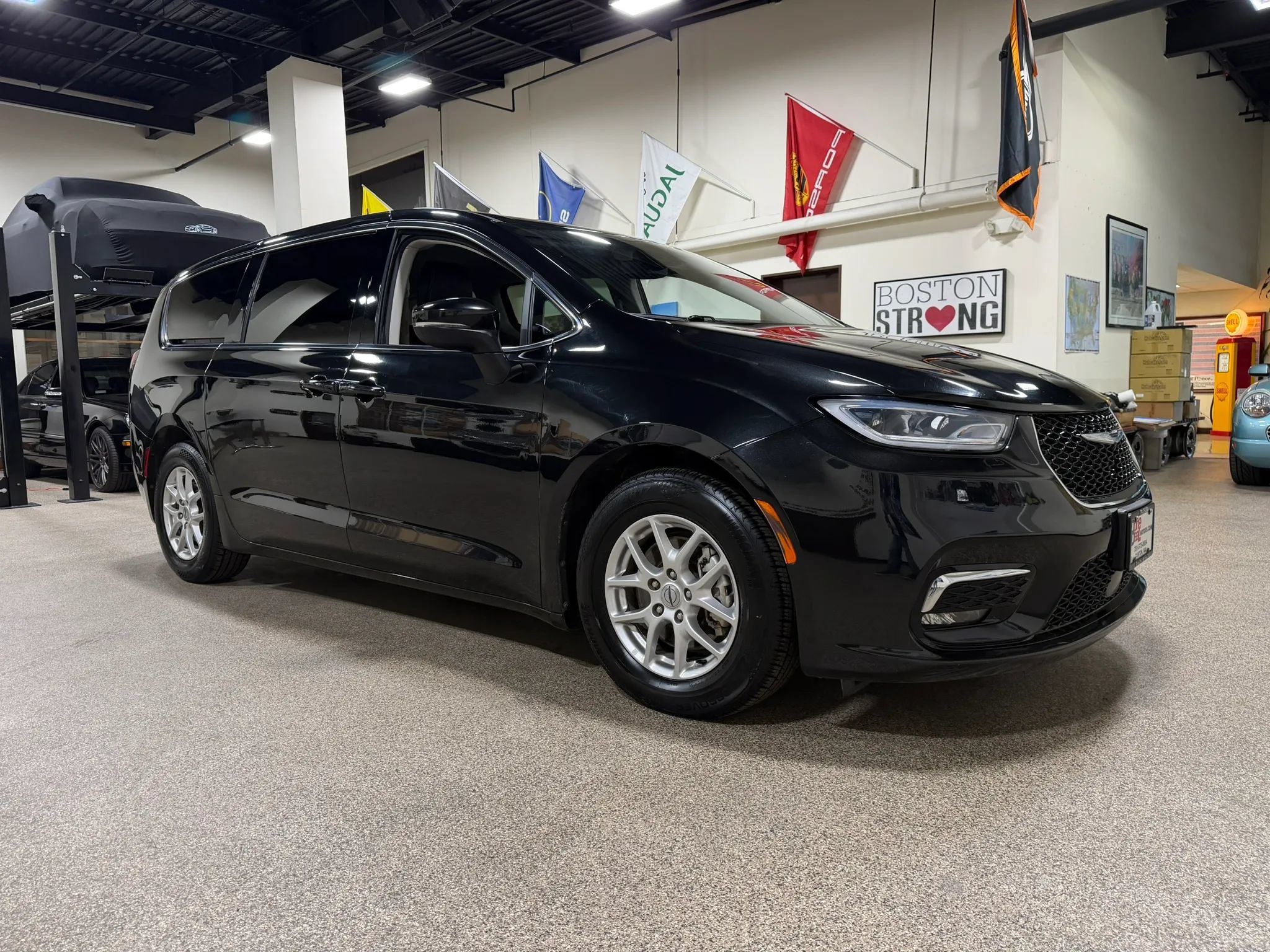 Used 2023 Chrysler Pacifica Touring-L FWD image 3