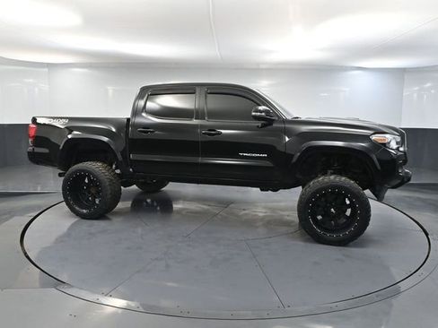 Used 2017 Toyota Tacoma TRD Sport w/ Tow Package image 4