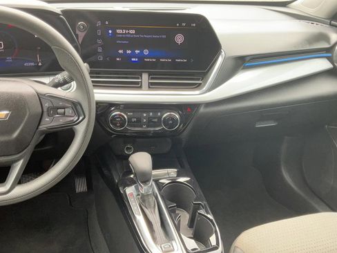 Used 2025 Chevrolet Trax LT FWD image 16