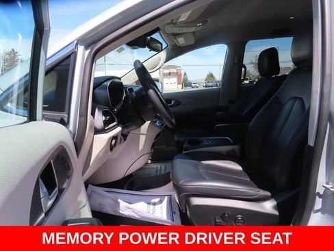 Used 2024 Chrysler Pacifica Touring-L FWD image 19