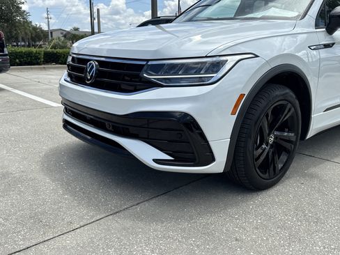 Certified 2023 Volkswagen Tiguan SE R-Line FWD image 9