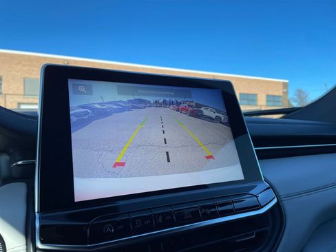 Used 2025 Jeep Compass Limited image 23