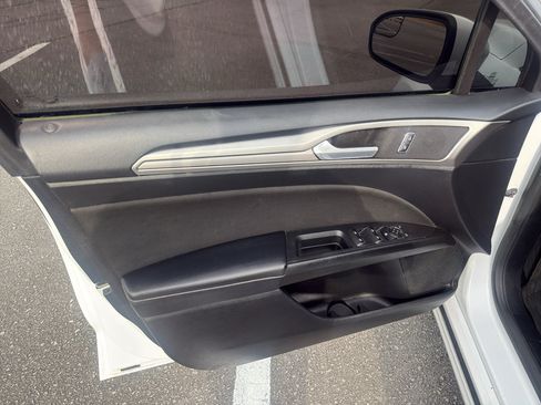 Used 2018 Ford Fusion SE w/ Fusion SE Technology Package FWD image 14
