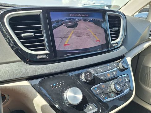 Used 2023 Chrysler Pacifica Touring-L FWD image 20