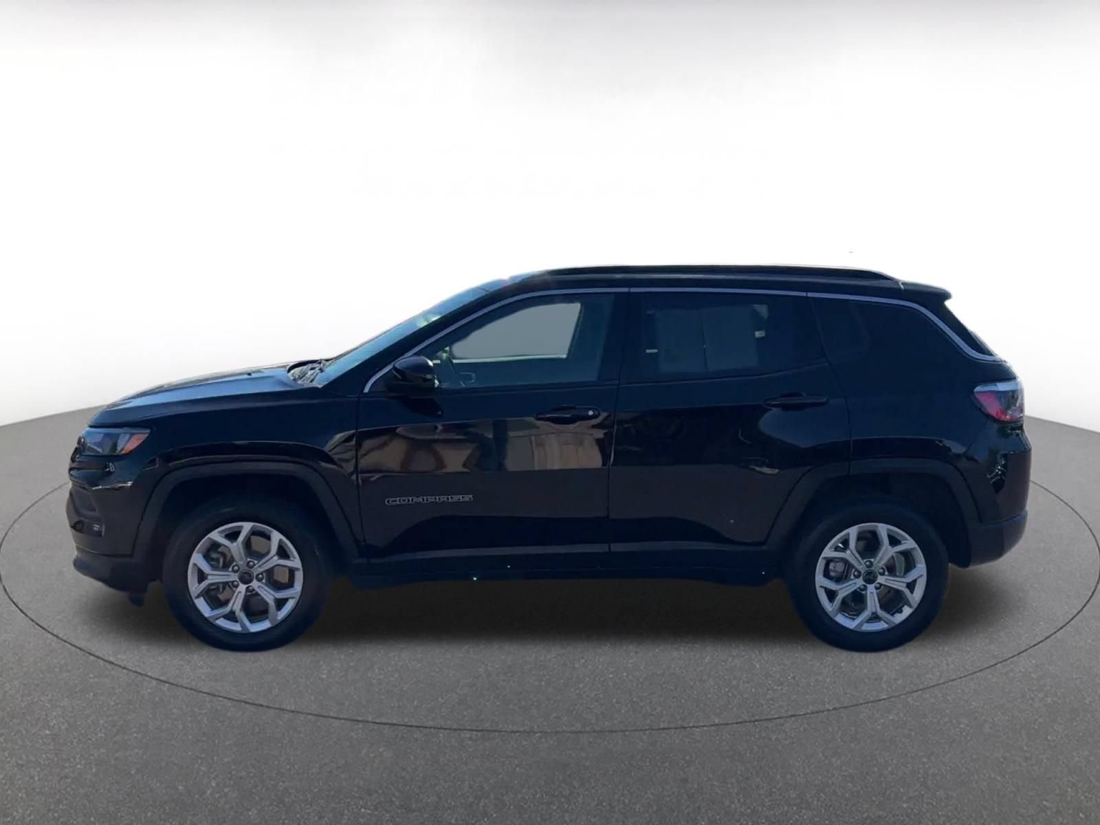 Used 2025 Jeep Compass Latitude AWD/4WD image 8