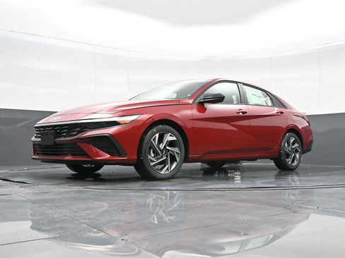 Certified 2025 Hyundai Elantra Sport image 32