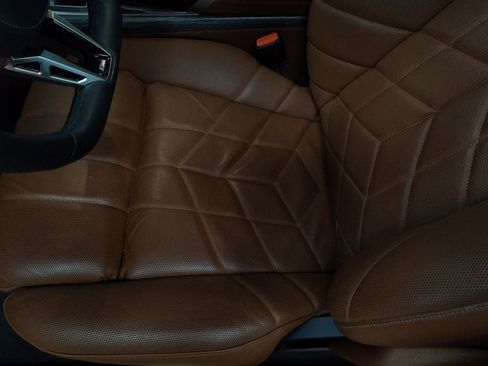 Used 2023 BMW 760i xDrive w/ Executive Package image 17