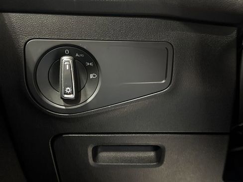 Used 2021 Volkswagen Tiguan SE image 18