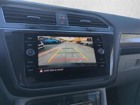 Used 2023 Volkswagen Tiguan SE w/ Panoramic Sunroof Package image 11