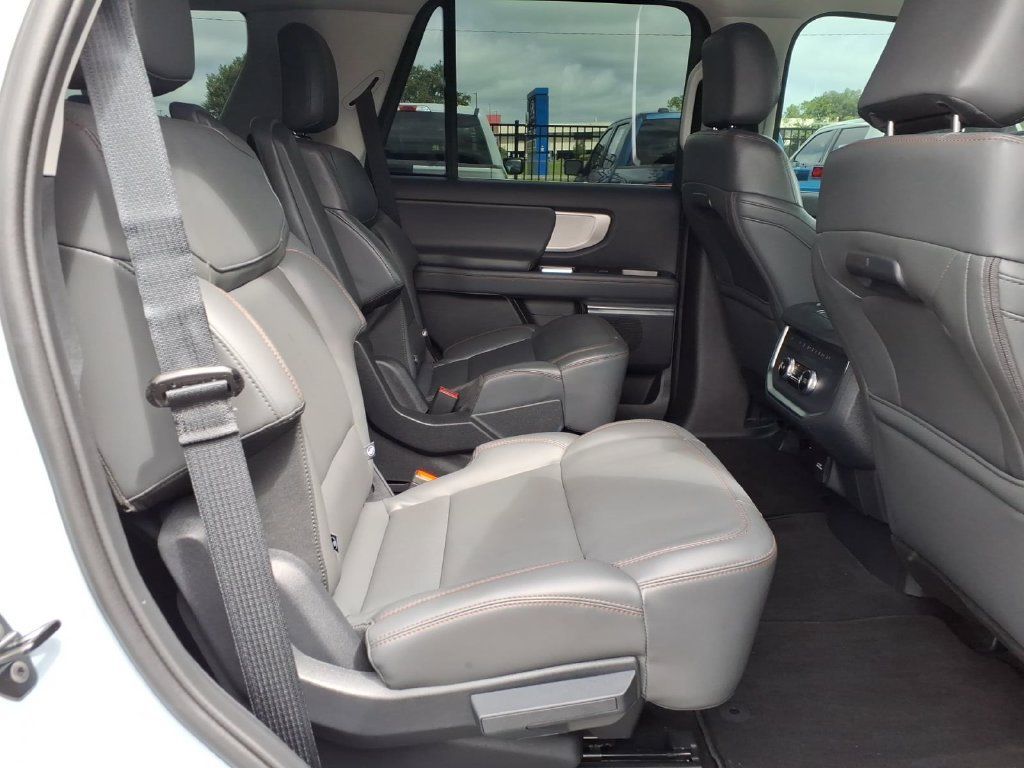 Used 2025 Ford Expedition Active RWD image 16