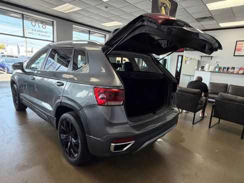 Used 2022 Volkswagen Taos SE w/ Panoramic Sunroof Package image 16