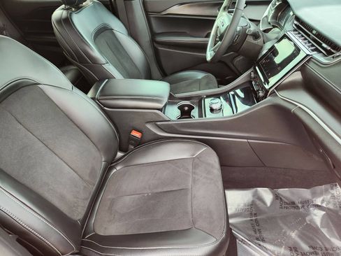 Used 2025 Jeep Grand Cherokee Altitude AWD/4WD image 17