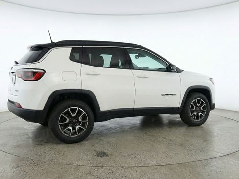 Used 2025 Jeep Compass Trailhawk AWD/4WD image 9