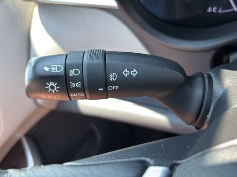 Used 2023 Toyota Sienna XLE FWD image 17