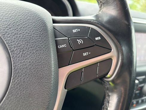 Used 2020 Jeep Grand Cherokee Laredo AWD/4WD image 23