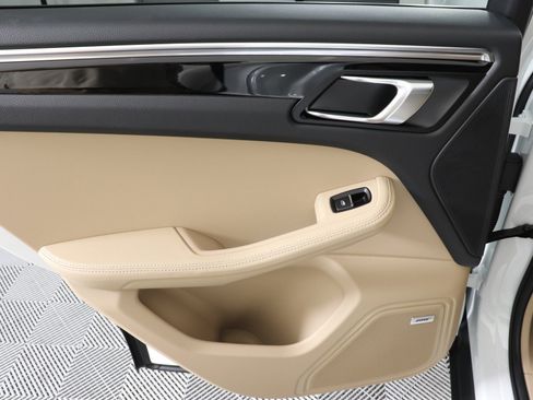Used 2025 Porsche Macan image 22