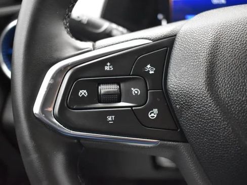 Used 2025 Chevrolet Trax LT w/ LT Convenience Package FWD image 24