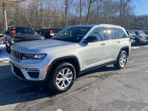 Used 2022 Jeep Grand Cherokee Limited image 2