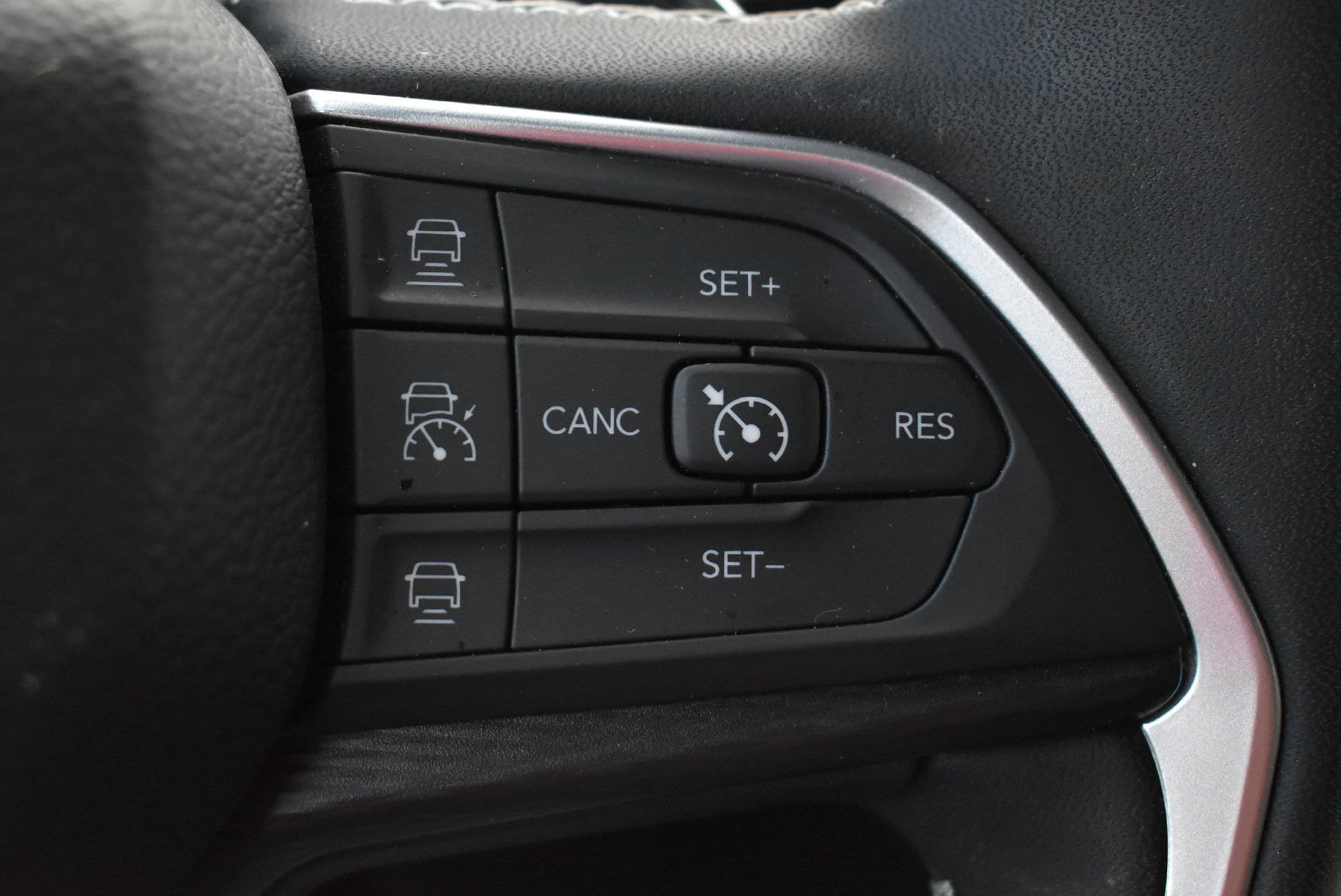 Used 2023 Jeep Grand Cherokee Altitude AWD/4WD image 21