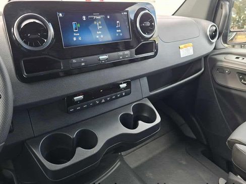 Used 2025 Mercedes-Benz Sprinter 2500 image 36