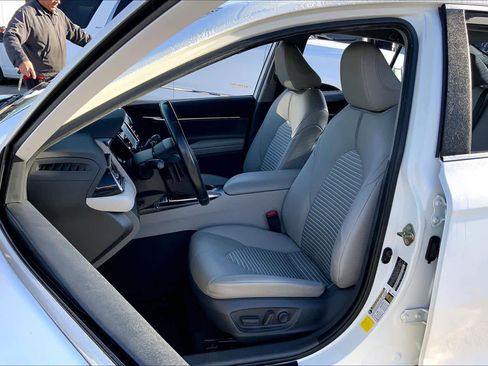 Used 2020 Toyota Camry SE image 8