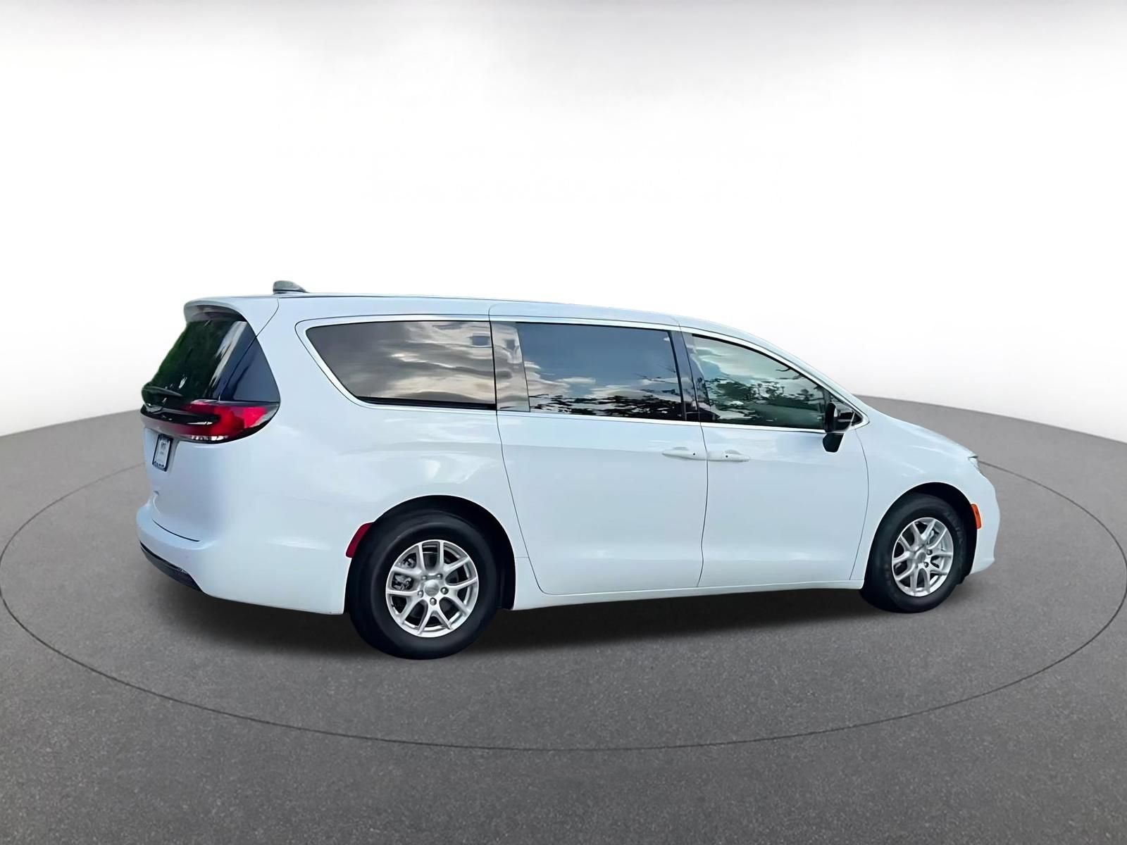 Used 2024 Chrysler Pacifica Touring-L FWD image 13