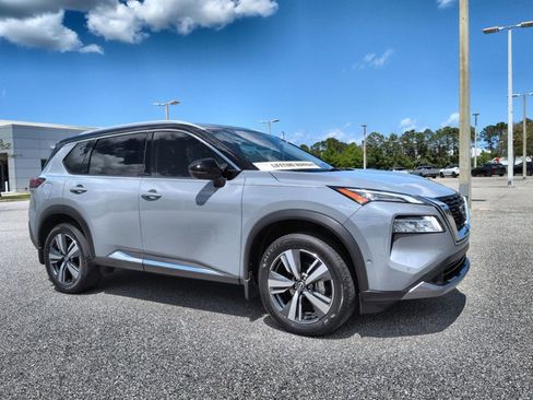 Used 2023 Nissan Rogue SL w/ SL Premium Package image 3