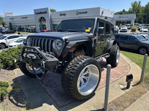 Used 2018 Jeep Wrangler Unlimited Sahara AWD/4WD image 5
