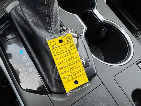 Used 2023 Toyota Highlander LE image 17