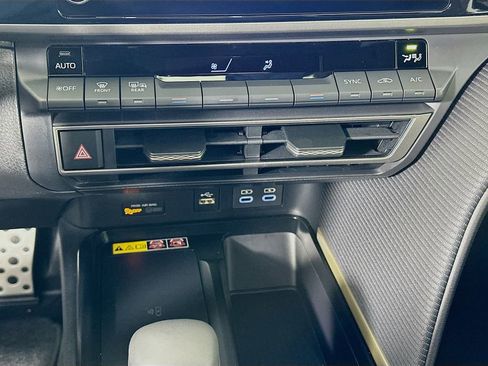 Used 2025 Toyota Camry SE image 16