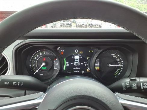 Used 2025 Jeep Wrangler Unlimited Sahara w/ Safety Group AWD/4WD image 16