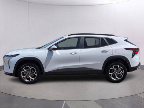 Used 2025 Chevrolet Trax LT w/ Driver Confidence Package FWD image 2