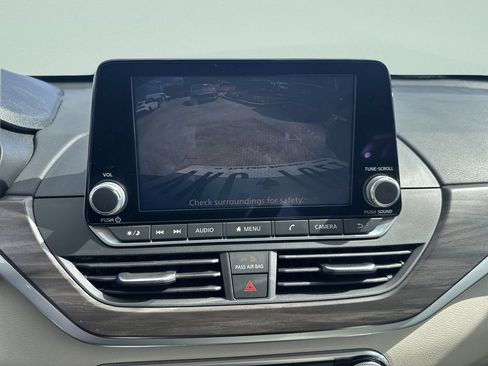 Used 2025 Nissan Altima 2.5 SV FWD image 17