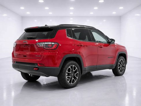 Used 2025 Jeep Compass Trailhawk AWD/4WD image 5