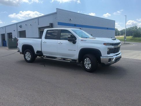 Used 2024 Chevrolet Silverado 2500 LT AWD/4WD image 7