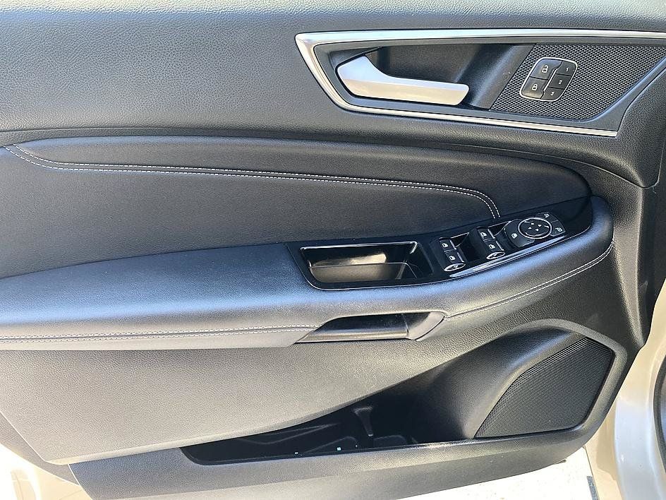 Used 2018 Ford Edge Titanium w/ Equipment Group 302A AWD/4WD image 10