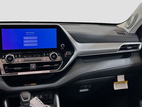 New 2025 Toyota Highlander Platinum image 21