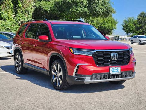 Used 2025 Honda Pilot Touring image 3